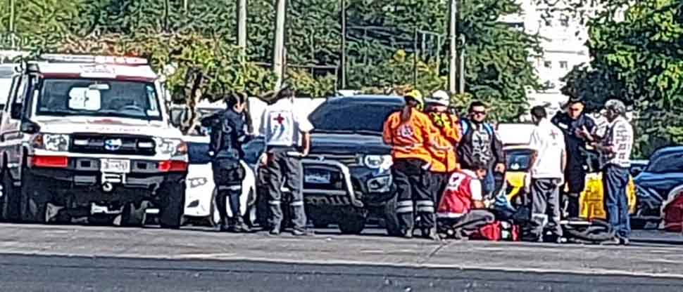 Motociclista queda tendido sobre el pavimento tras accidentarse en Alameda Juan Pablo II