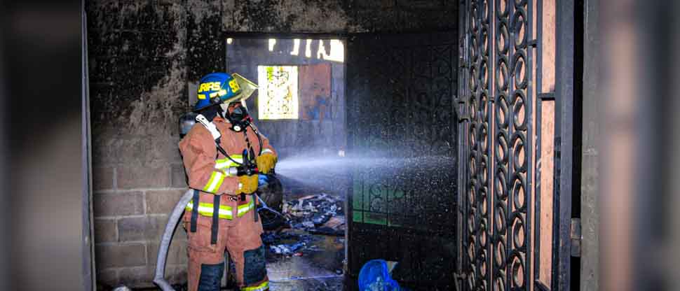 Bomberos unen esfuerzos para contralar incendio en una vivienda de Cuscatlán