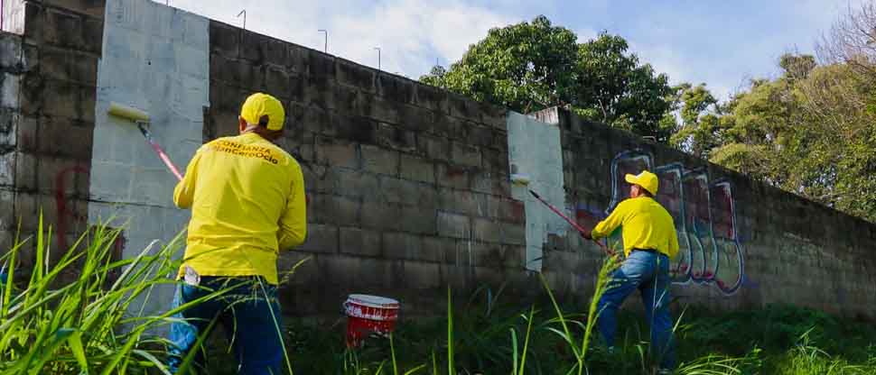Privados de libertad eliminan grafitis en Soyapango, zona donde antes predominaban las pandillas