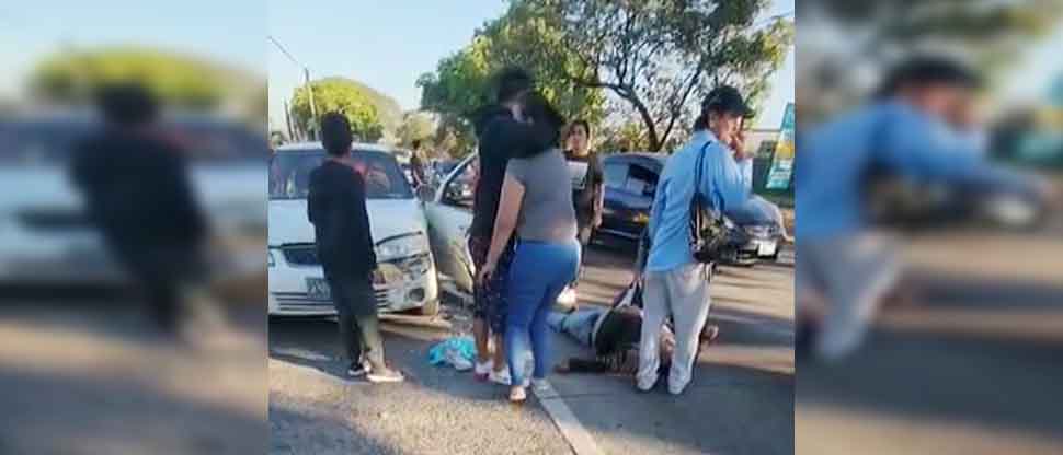 Conductor se estaciona en carril auxiliar, abre la puerta y vehículo lo pasa arrollando