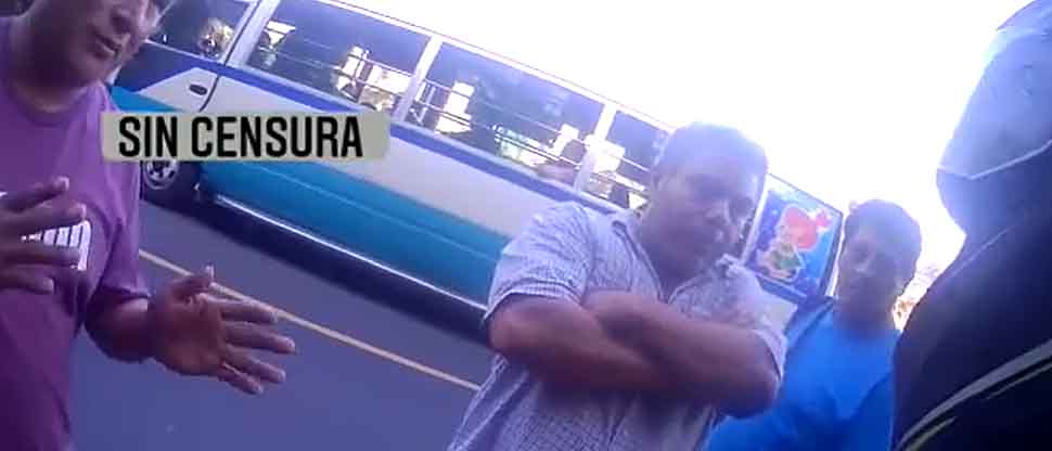 Microbusero y cobrador amenazan a motociclista para que no difunda video a las redes sociales tras acto de imprudencia