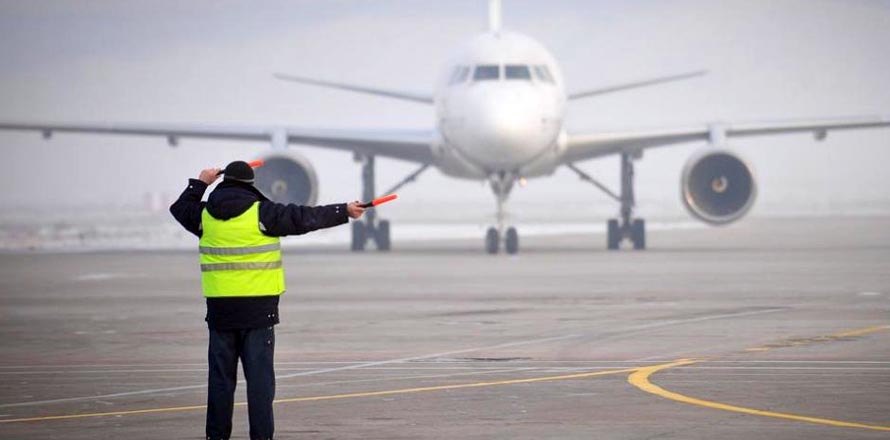 Empleado de aeropuerto muere al ser succionado por turbina de avión