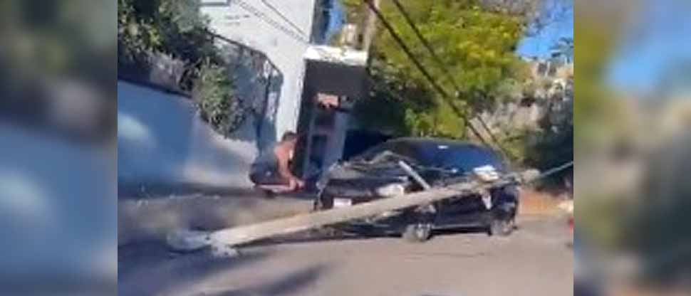 Conductor se accidenta y derriba poste del tendido eléctrico en Mejicanos, San Salvador