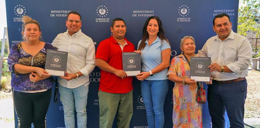 Ministra de Vivienda entrega escrituras de propiedad a más de 120 familias de La Libertad
