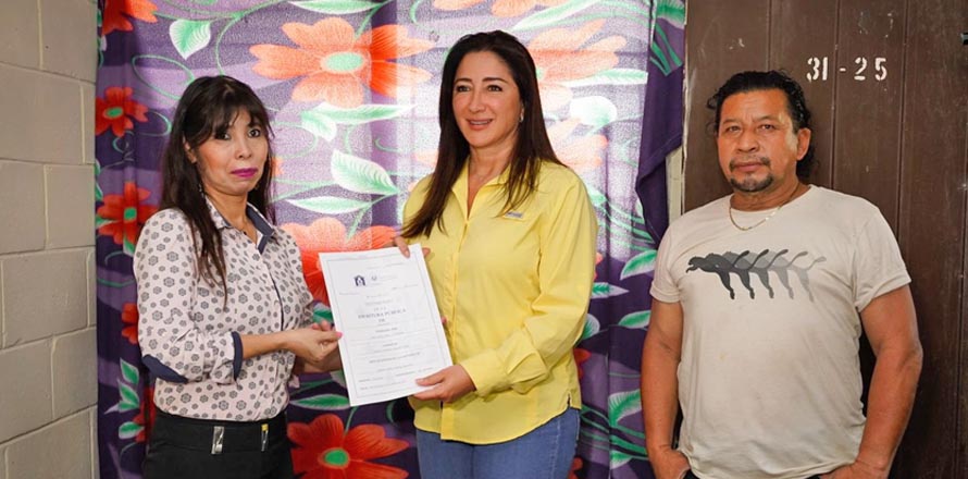 Ministra de Vivienda entrega escrituras de propiedad a familias de la Campanera, Soyapango