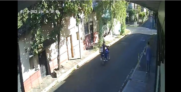 VIDEO: Cámaras captan el momento justo en que dos conductores chocan en intersección de San Miguel