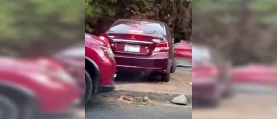 VIDEO: Captan a conductores haciendo retorno sobre la acera en calle antigua a Huizúcar
