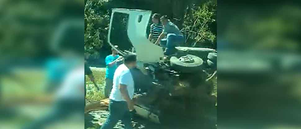 Camión vuelca tras chocar contra un árbol en carretera a Comalapa; fuerte tráfico en la zona