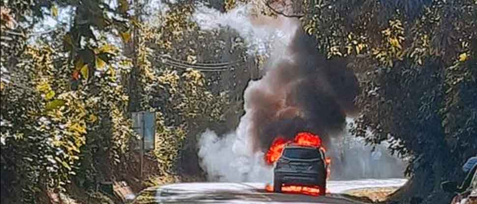 Reportan camioneta incendiada sobre el kilómetro 20 de la carretera Panorámica