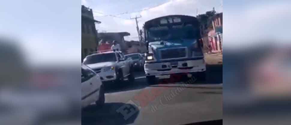 VIDEO: Por ahorrar unos minutos de tráfico, busero circula en sentido contrario y arriesga la vida de pasajeros