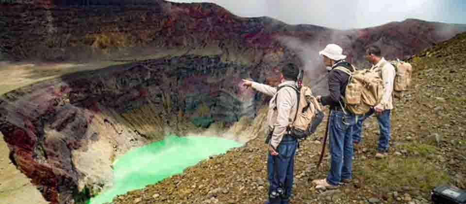Geólogos de Medio Ambiente supervisan Volcán Ilamatepec y afirman que tiene comportamiento normal