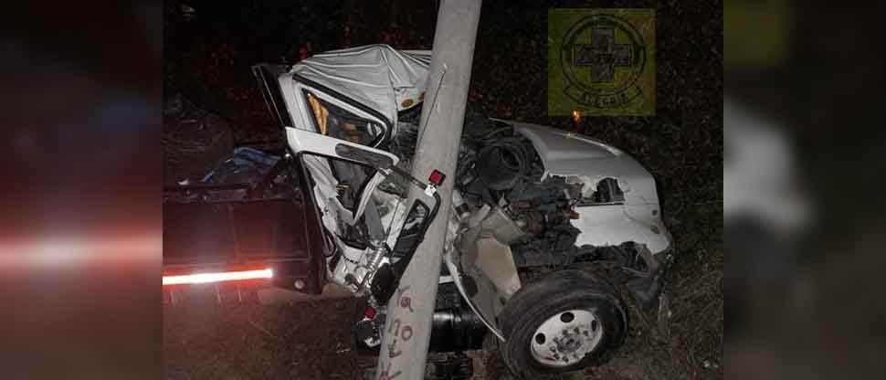 Conductor queda atrapo entre los hierros del camión tras accidentarse en Usuluán