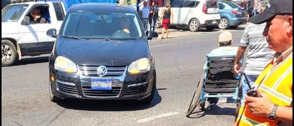 Conductor colisiona y daña silla de ruedas de hombre que pedía ayuda en una calle de Sonsonate