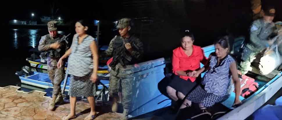 Militares auxilian a mujer embarazada con dolores de parto en Bahía de Jiquilisco