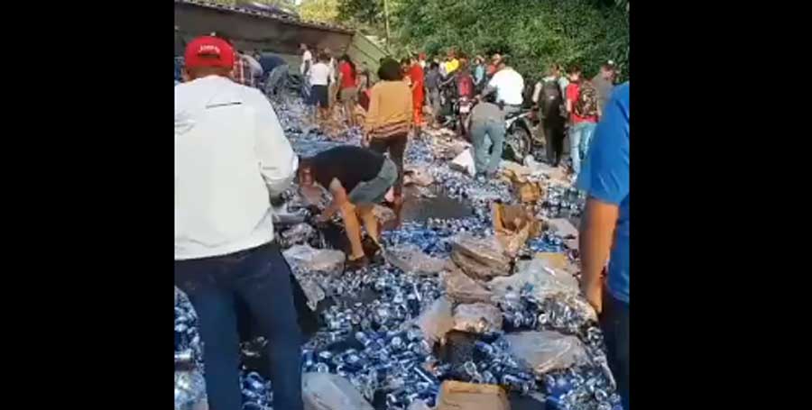 VIDEO: Transeúntes roban cerveza luego de un accidente en Guatemala