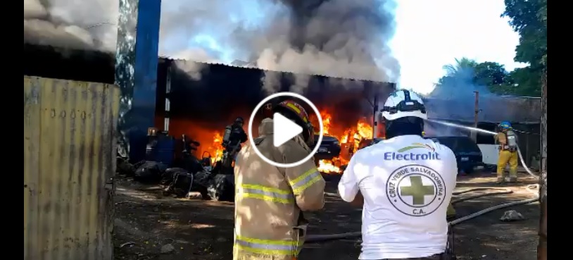 Reportan fuerte incendio en taller automotriz en Brisas de San Francisco, San Salvador