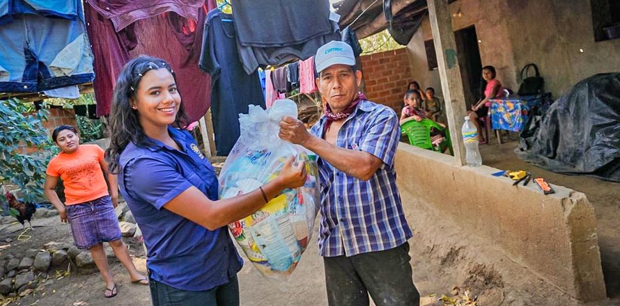 Entregan insumos de primera necesidad a familias afectadas por los sismos en Ahuachapán