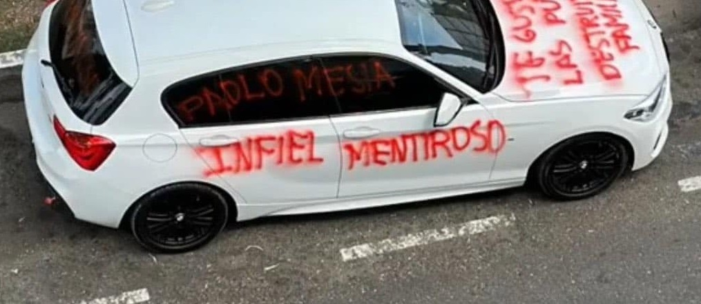 Mujer pinta el carro de su esposo por infiel: «Destruiste a tu familia»