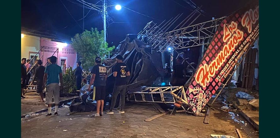Dos lesionados tras caída de tarima de reconocida orquesta salvadoreña