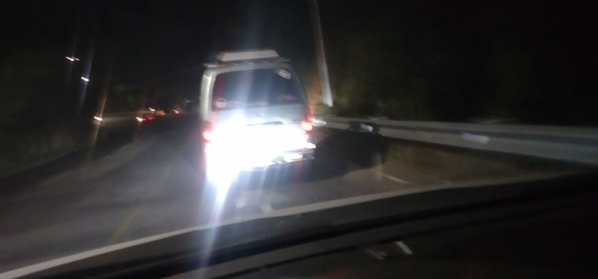 Denuncian a conductor que circula en Soyapango con luces led en la parte trasera de su carro