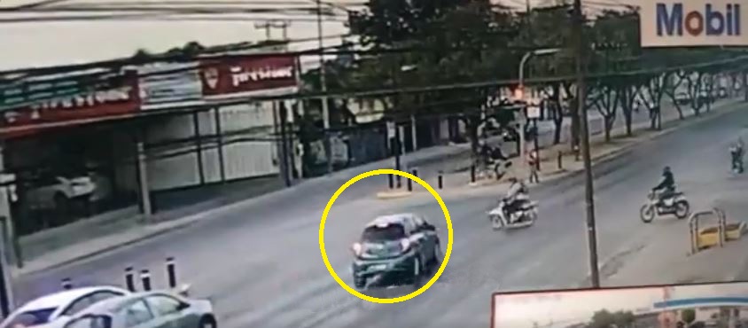 Conductor distraído se pasa el semáforo en rojo y atropella a motociclista | VIDEO