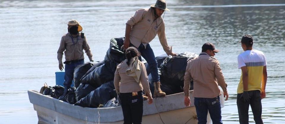 Desarrollan jornada de limpieza en el lago Suchitlán
