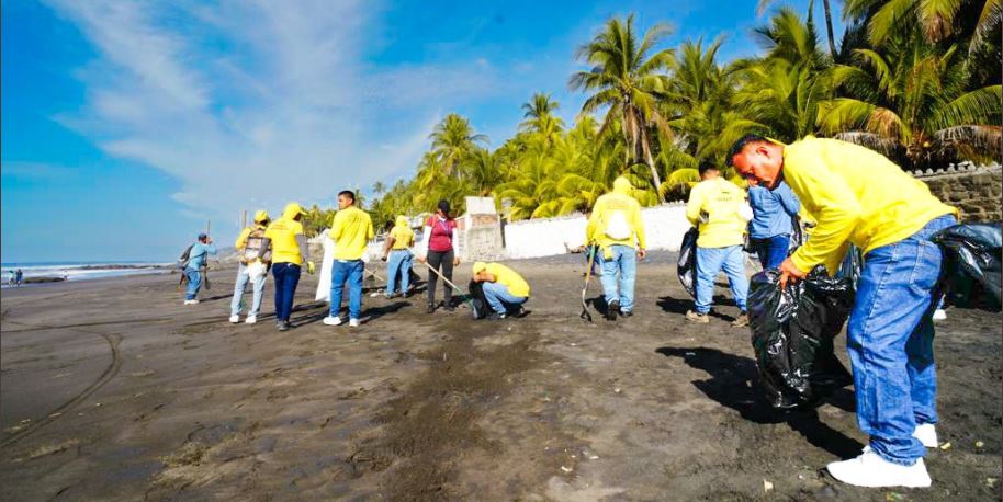 Realizan jornada de limpieza en playa El Majahual tras las recientes vacaciones