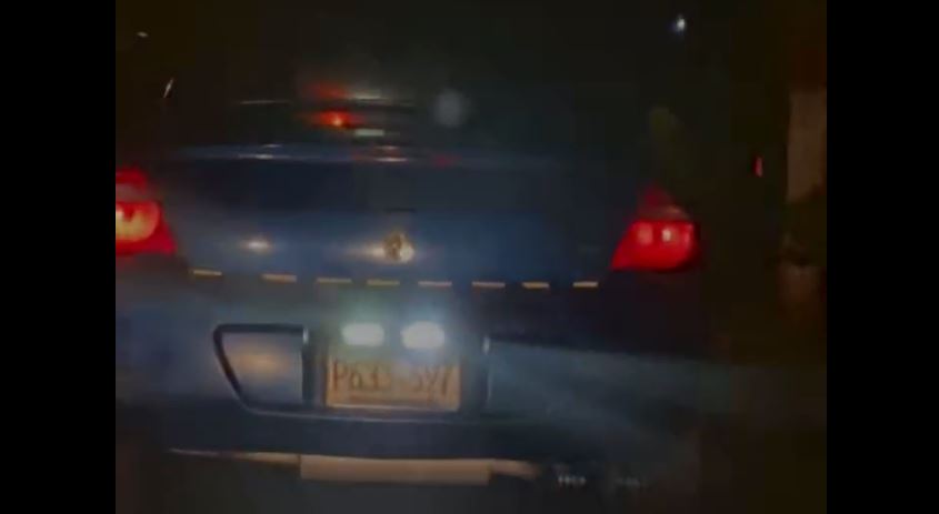 Denuncian a conductor circulando con luces led en la parte trasera de su carro (VIDEO)