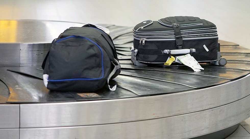 Detienen a mujer por llevar a una niña de dos años en el interior de una maleta