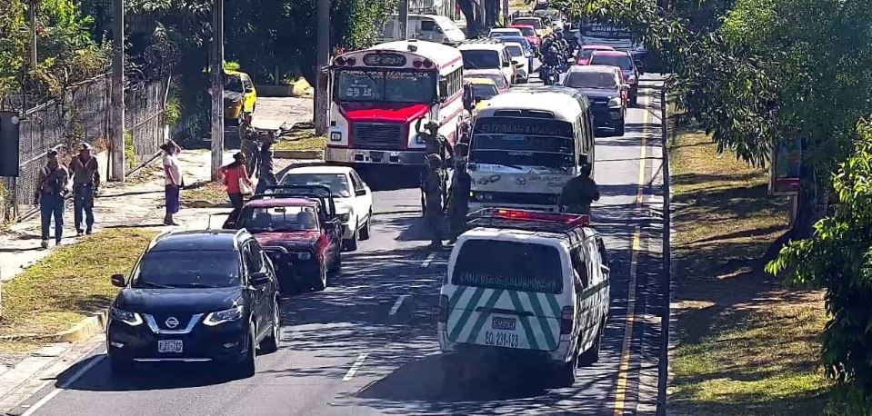 Señora sale disparada por la puerta de microbús tras «un fuerte frenazo» en el bulevar del Ejército