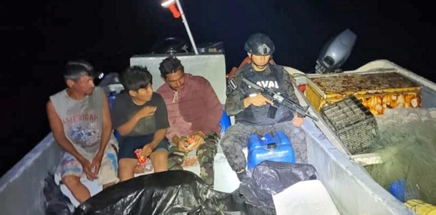 Unidades de la Fuerza Naval rescatan a pescadores que naufragaron en el Esterón, La Unión