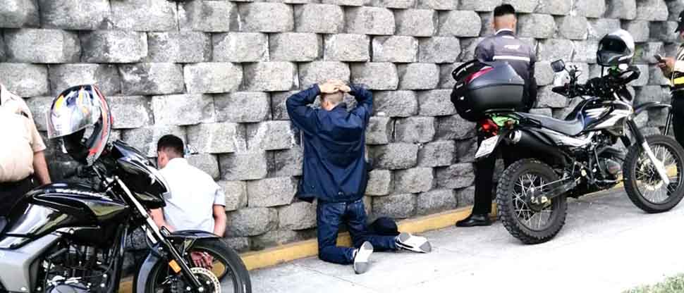 Agentes del CAM sorprenden a sujetos que consumían drogas en Antiguo Cuscatlán