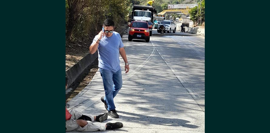 Reportan motociclista atropellado en carretera al Puerto tras derrame de aceite
