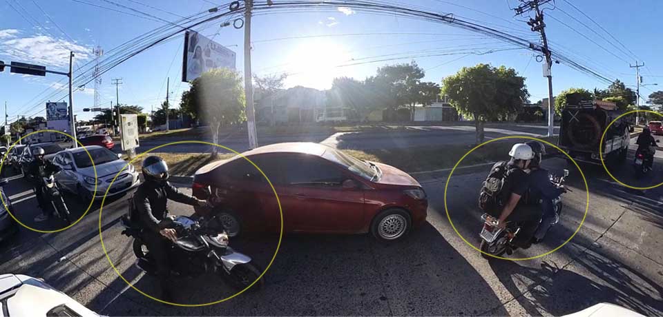 Motociclistas que circulen en medio de los carriles pagarán $150 en multas