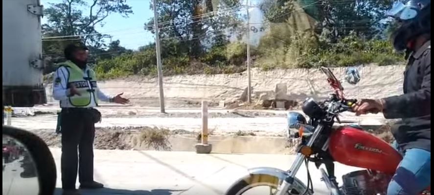 Motociclista se molesta porque gestor de tránsito le impide pasar por donde no debe | VIDEO