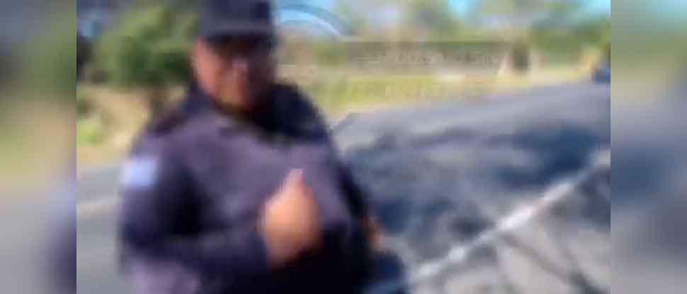 VIDEO: Motociclista destaca el profesionalismo de un agente policial en Chalatenango