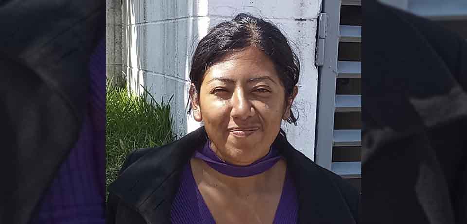Buscan a familiares de mujer que fue hallada deambulando desorientada en centros comerciales de San Salvador