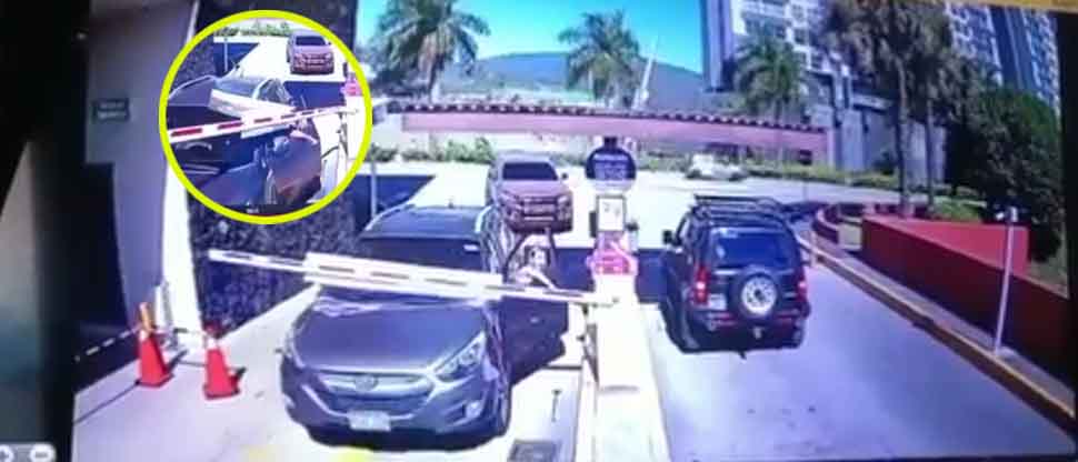 VIDEO: Conductora destruye pluma del estacionamiento en popular centro comercial capitalino