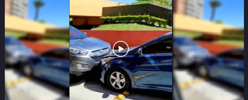 Dos vehículos chocan de frente en la entrada de centro comercial de Antiguo Cuscatlán | VIDEO