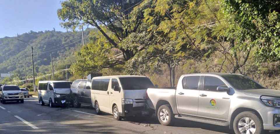 Una persona lesionada tras múltiple choque sobre autopista a Comalapa