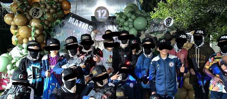 Jugador de Cruz Azul realiza una fiesta de cumpleaños con niños «disfrazados» de narcos
