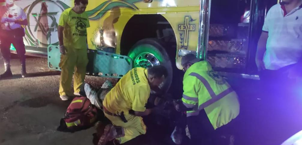 Hombre pierde una pierna tras ser arrollado por busero que circulaba en sentido contrario en San Salvador