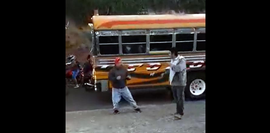 VIDEO| Buseros se van a los golpes por disputa de pasajeros