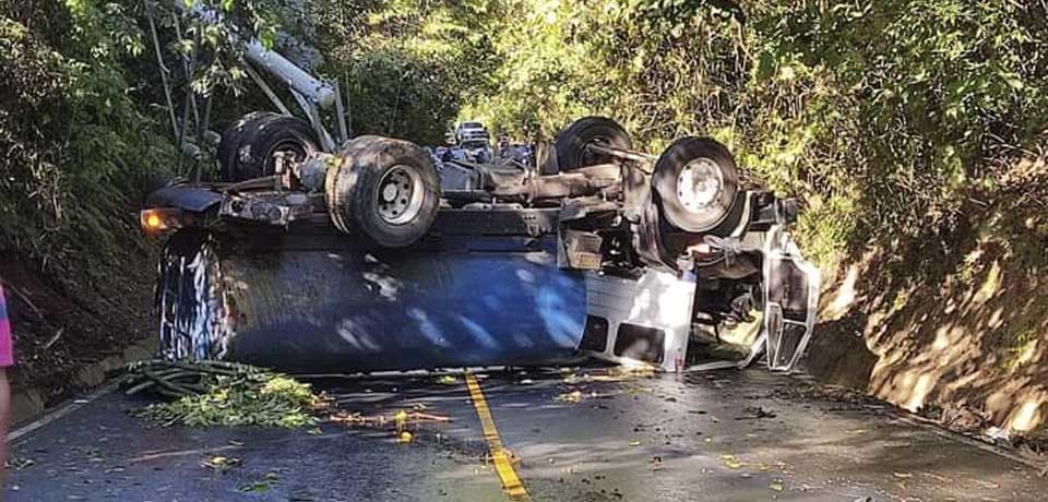 Reportan pipa volcada sobre carretera a Comasagua