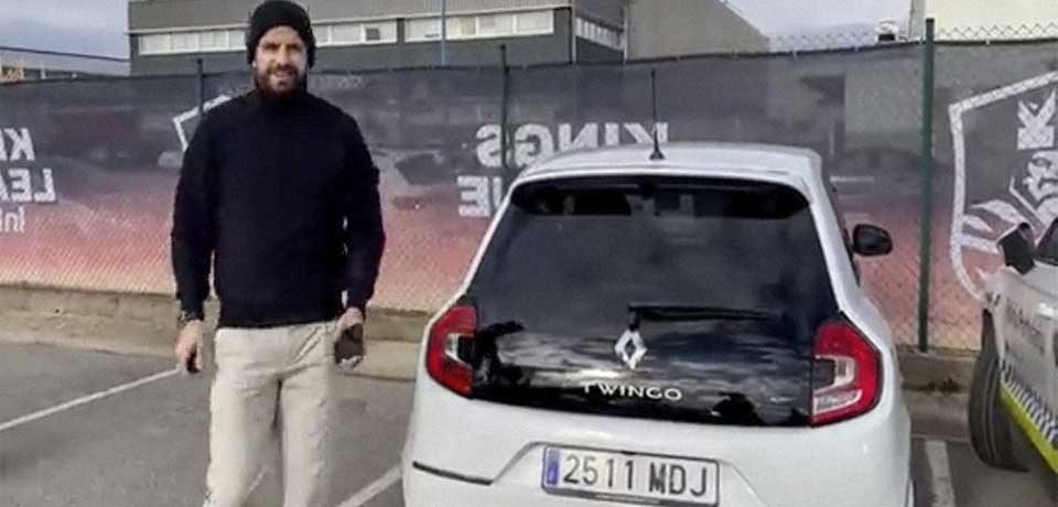 VIDEO: Piqué responde a Shakira y llega manejando un Twingo