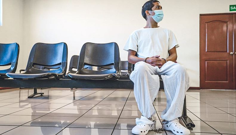 Condenan a sujeto que le quitó la vida a dos personas en un microbús porque pensó que se reían de él