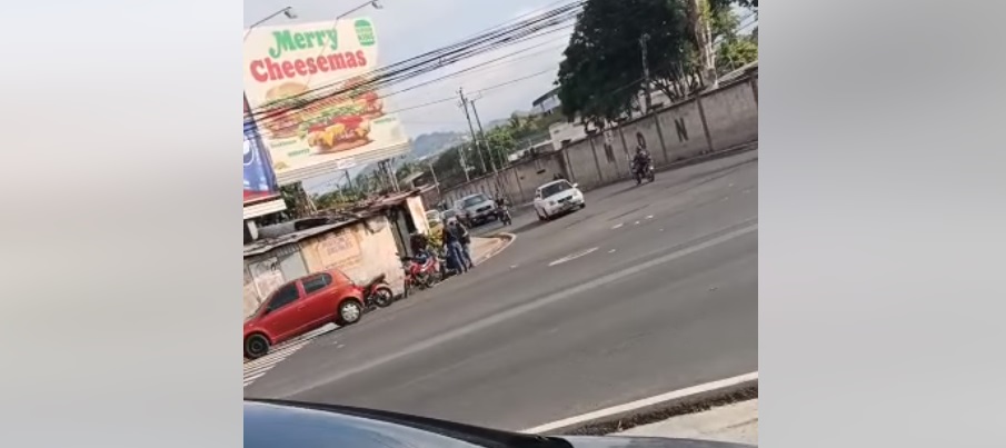 Tres motociclistas chocan en bulevar Venezuela, San Salvador