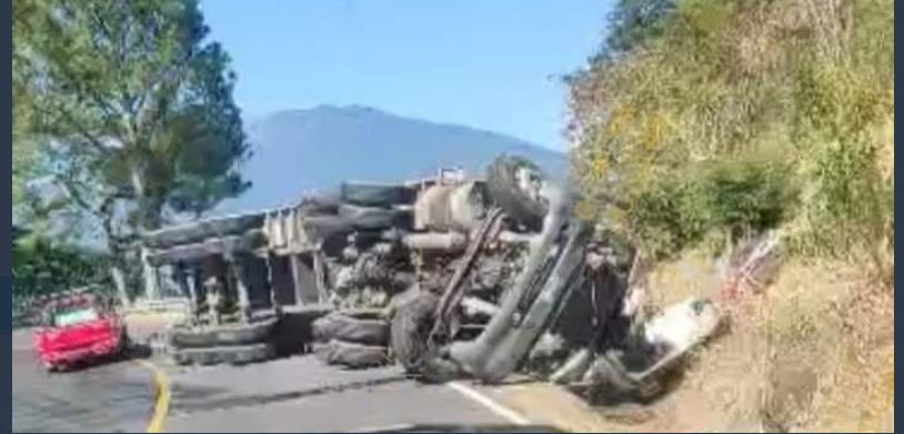 Reportan rastra volcada y tráfico restringido en carretera al Cerro Verde