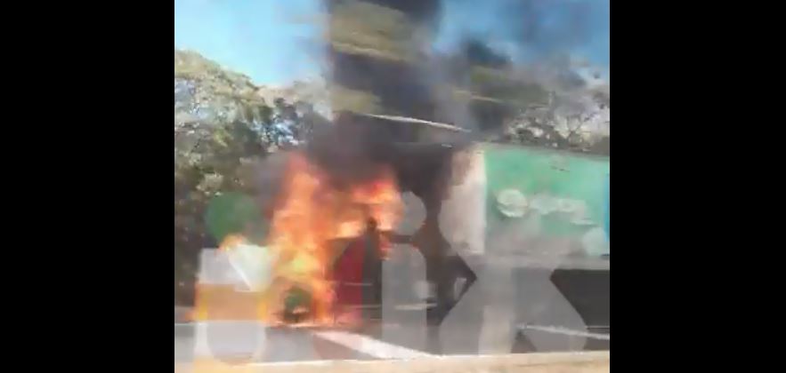Reportan rastra en llamas sobre carretera a Sonsonate | VIDEO