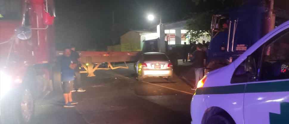 Socorristas auxilian a conductor que impactó contra una rastra en carretera Troncal del Norte